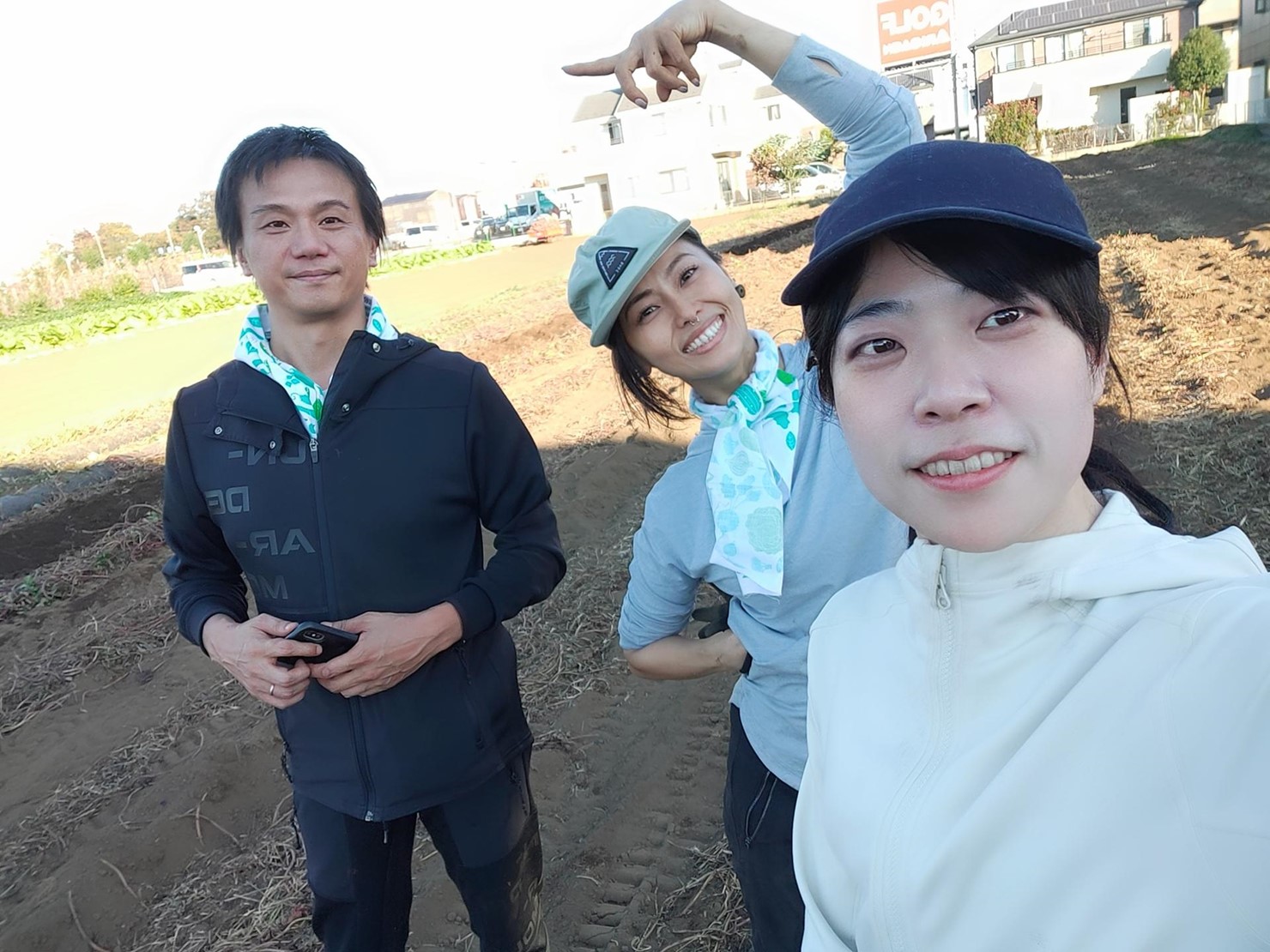 Kyoko Yazaki, Riko Yoshimura and Takeshi Kurisaki from our Deallus Tokyo office went out to the greater-Tokyo area to help out at a privately-owned farm that provides lunch vegetables for local elementary schools.